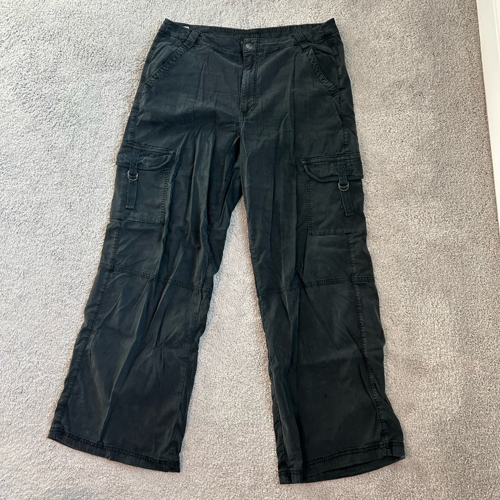 American Eagle Women's Relaxed Black Cargo pants